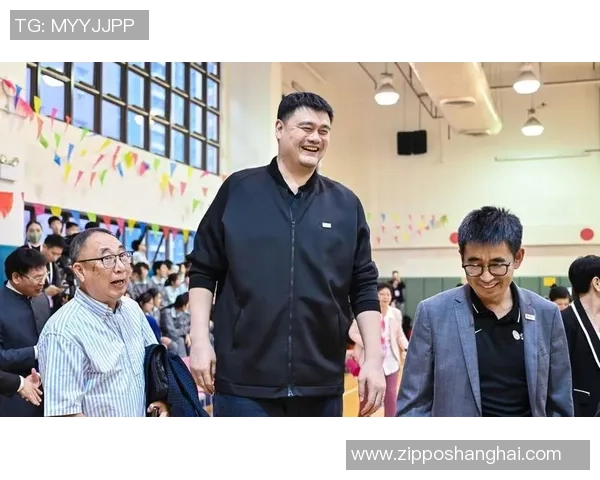 姚明重返赛场依靠拐杖的励志故事与不屈精神的启示